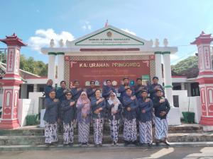 Penggunaan Pakaian Jawa Kamis Pon_14-8-2025